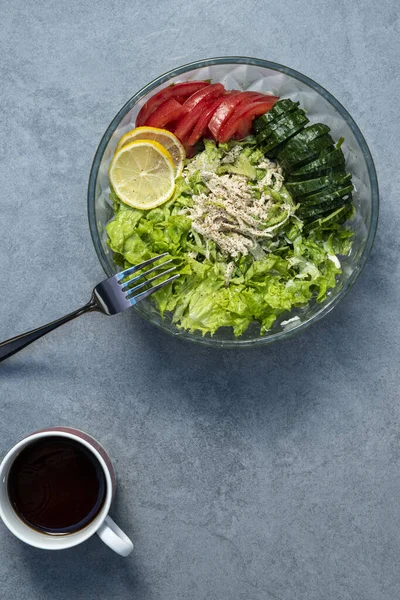 Bir tabak lezzetli ve besleyici tavuk salatası.