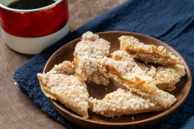 Lezzetli bir yığın çıtır tavuk.