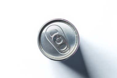 Soda kutusu beyaza izole edilmiş.