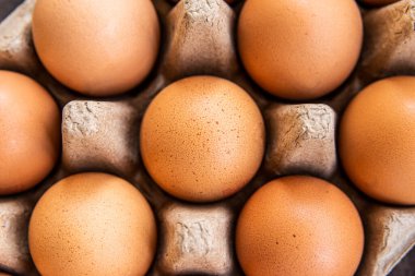 Bir sepette bir sürü taze yumurta.