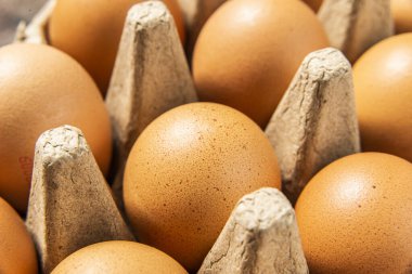 Bir sepette bir sürü taze yumurta.