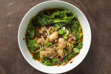 Acı biberli dilimlenmiş balık, Sichuan yemeği.