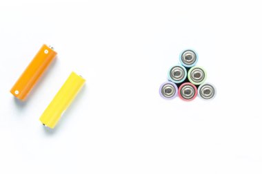 Bir sürü renkli pil.