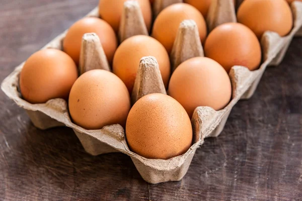 Bir sepette bir sürü taze yumurta.