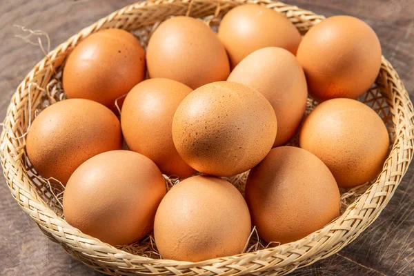 Muchos Huevos Frescos Una Canasta — Foto de Stock