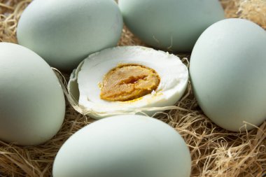 Bir sürü lezzetli tuzlu ördek yumurtası.