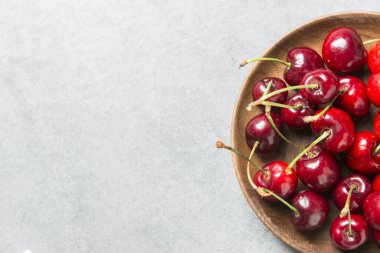 Tabakta bir demet kırmızı kiraz