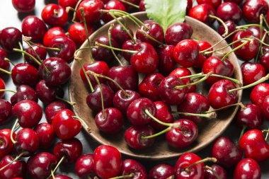Tabakta bir demet kırmızı kiraz
