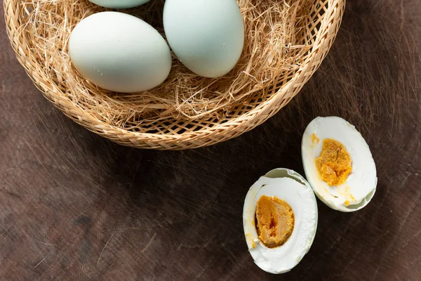 Bir sürü lezzetli tuzlu ördek yumurtası.