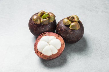 Bir demet lezzetli mangosteen