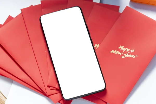 Cep telefonları ve kırmızı çantalar masanın üstünde.