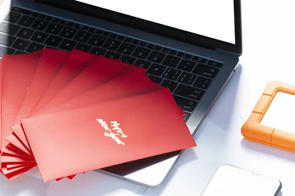 Cep telefonları ve kırmızı çantalar masanın üstünde.