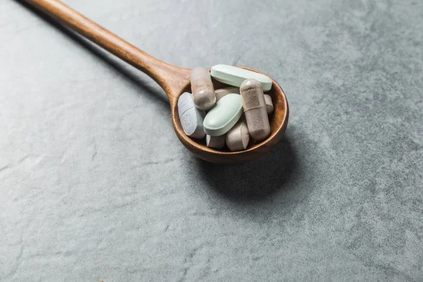 Vitamin hapları, bir sürü sağlık ürünleri.