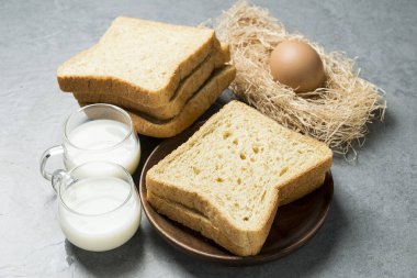 Ekmek, süt ve yumurta, sağlıklı kahvaltı.