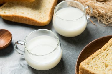 Ekmek, süt ve yumurta, sağlıklı kahvaltı.