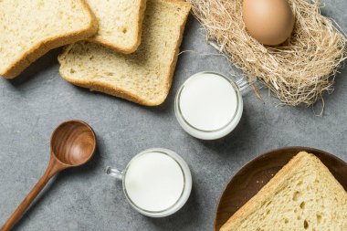 Ekmek, süt ve yumurta, sağlıklı kahvaltı.