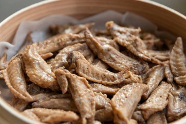 Bir kase tavuk kanadı turşusu.