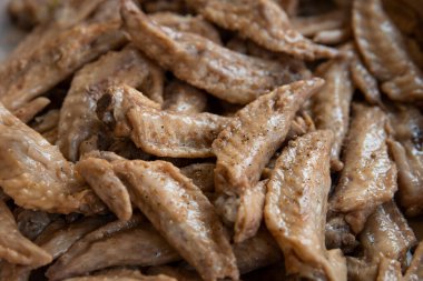 Bir kase tavuk kanadı turşusu.