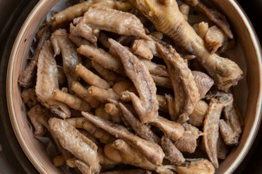 Bir kase tavuk kanadı turşusu.