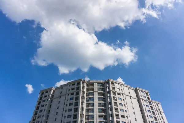 Área Residencial Sob Céu Azul Nuvens Brancas — Fotografia de Stock