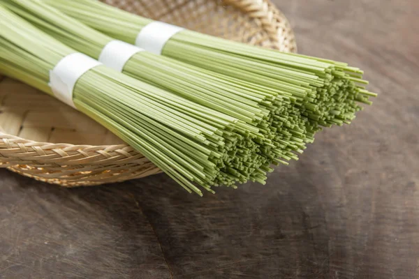 Lezzetli Çin usulü ıspanaklı erişte.