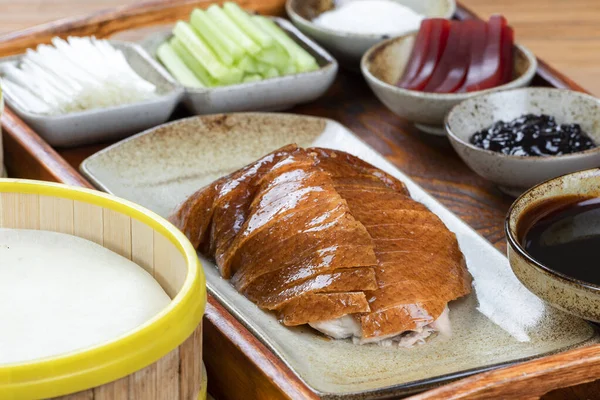 Bir tabak lezzetli Pekin usulü ördek rostosu.