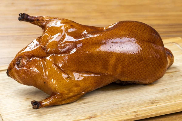 Bir tabak lezzetli Pekin usulü ördek rostosu.