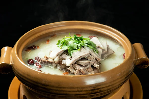 Bir tencere lezzetli Çin koyunu besleyici çorba.
