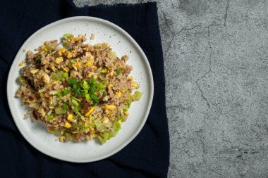 Biftek, kızarmış pirinç, Çin pilavı.