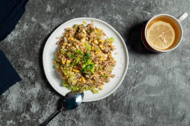 Biftek, kızarmış pirinç, Çin pilavı.