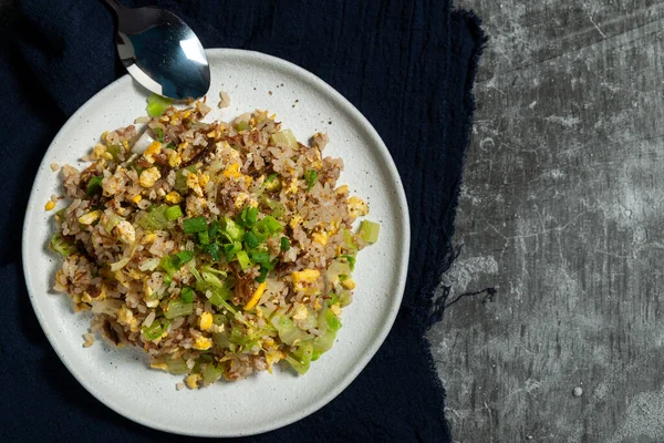 Biftek, kızarmış pirinç, Çin pilavı.