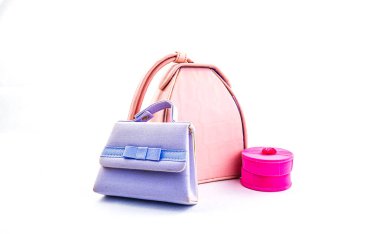 Farklı renkte kadın çantaları.