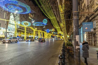Noel - Yeni yıl gecesi güzel manzaralı bir sürü ışık ve dekorasyon. Şehrin etrafında yıldırım süslemesi