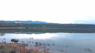 Güzel göl boyunca yürüyüş ve bisiklet yolu. Göl boyunca patika..