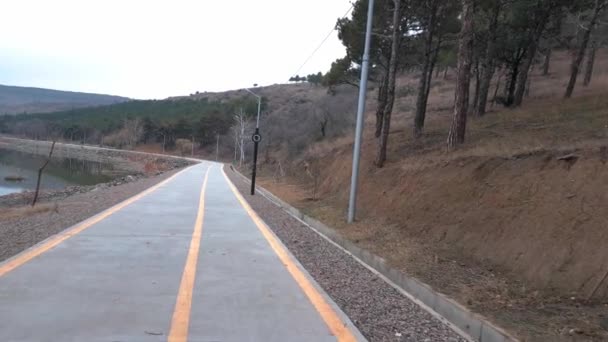 Walking and bike path along the beautiful Lake.Footpath Along the Pond. — Stock Video