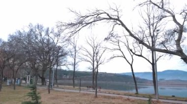 Güzel göl boyunca yürüyüş ve bisiklet yolu. Göl boyunca patika..