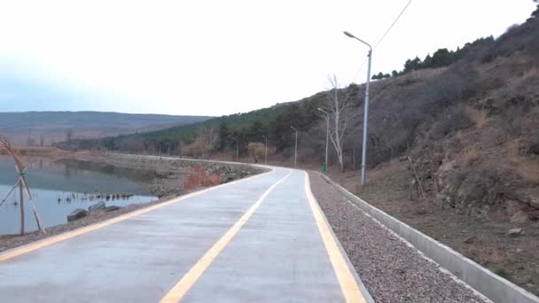 Güzel göl boyunca yürüyüş ve bisiklet yolu. Göl boyunca patika.. — Stok video