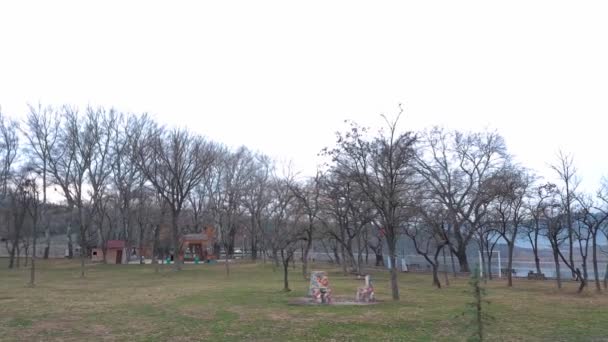 Sendero para caminar y andar en bicicleta a lo largo del hermoso lago. Sendero a lo largo del estanque . — Vídeos de Stock