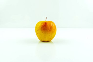 Sarı - kırmızı elma beyaz arkaplanda izole edildi