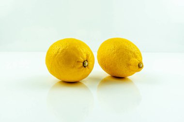 Beyaz arkaplanda taze sarı limon