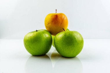 Beyaz arkaplanda izole edilmiş sarı ve yeşil elmalar
