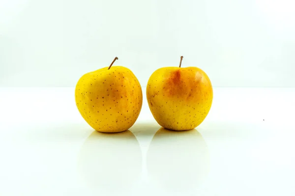 Manzanas Amarillas Aisladas Sobre Fondo Blanco — Foto de Stock