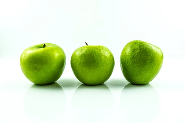 Manzanas Verdes Aisladas Sobre Fondo Blanco — Foto de Stock