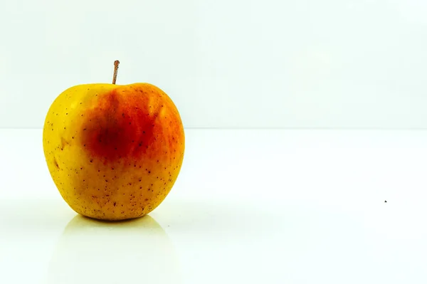 Manzana Amarillo Roja Aislada Sobre Fondo Blanco — Foto de Stock