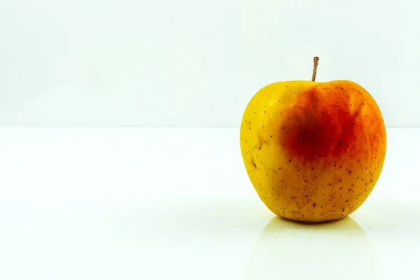 Manzana Amarillo Roja Aislada Sobre Fondo Blanco — Foto de Stock