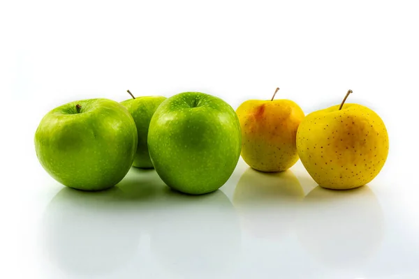 Manzanas Amarillas Verdes Aisladas Sobre Fondo Blanco — Foto de Stock