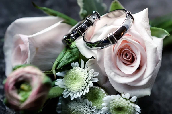 Bröllop blommor smycken guld ring — Stockfoto