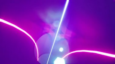 80 'lerin geçmişi. Sonsuz koridordaki neon hatları. Tünelin döngü canlandırması