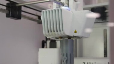 3D yazıcı yakından çalışıyor. 3d yazıcı temalı 4k video teknolojisi