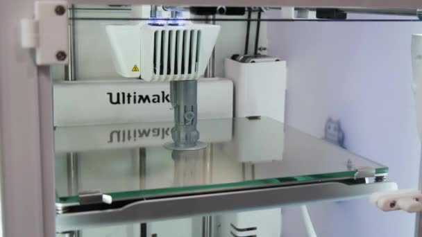 Impressora 3D trabalhando de perto. Tecnologia de impressão 3D tema 4k vídeo — Vídeo de Stock
